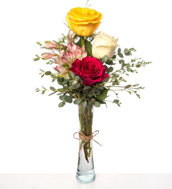 Rosas amarillas, rojas y blancas en florero