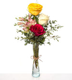 Rosas amarillas, rojas y blancas en florero