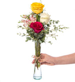 Rosas amarillas, rojas y blancas en florero