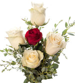 Rosas rojas y rosas blancas en florero (B)