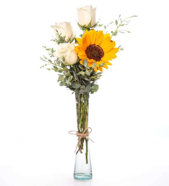 Rosas blancas y girasoles en florero (M)