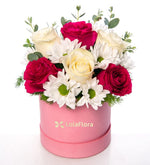 Rosas rojas, rosas blancas y margaritas blancas en caja rosada