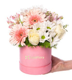 Margaritas blancas, rosa amarillas y gerberas rosadas en caja rosada