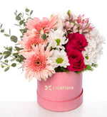 Astromelias rosadas, gerberas rosadas y margaritas blancas en caja rosada