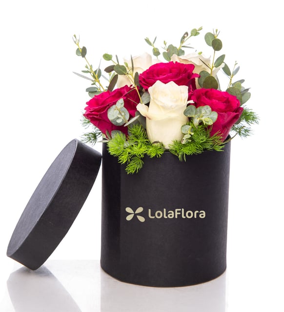 Rosas blancas y rojas en caja elegante