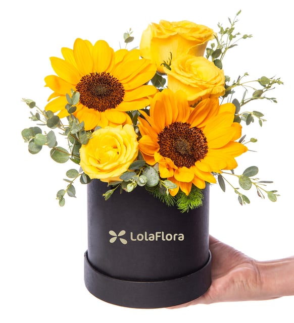 Rosas amarillas y girasoles en caja elegante