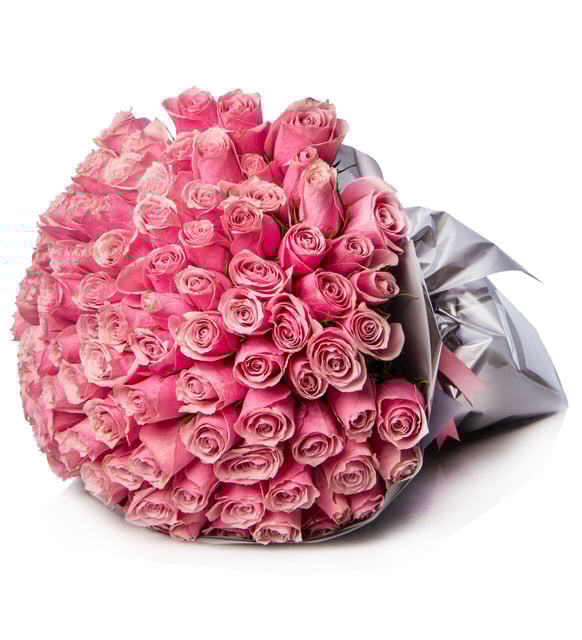 150 rosas rosadas en un ramo gris especial