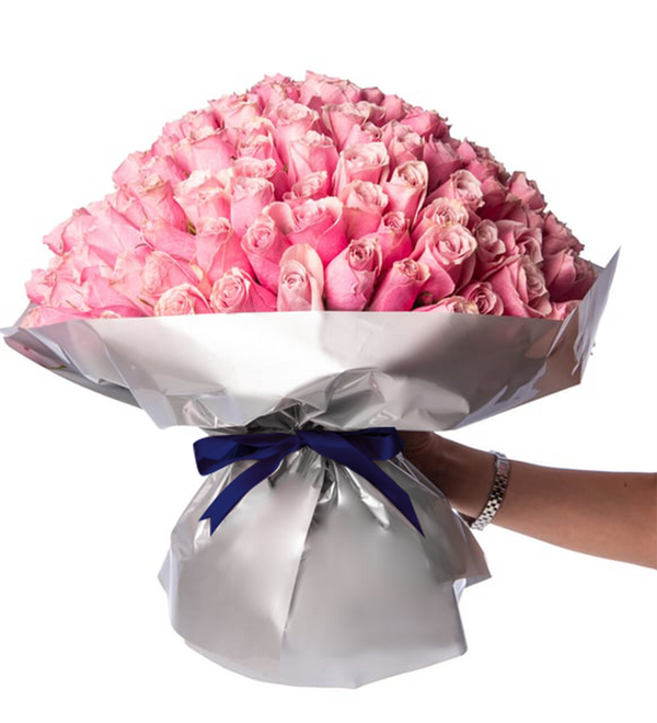 100 Rosas Rosadas en un Ramo Gris Especial