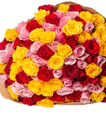Rosas rojas, rosas y amarillas en un ramo especial