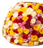 Rosas rojas, rosas blancas y amarillas en un ramo especial