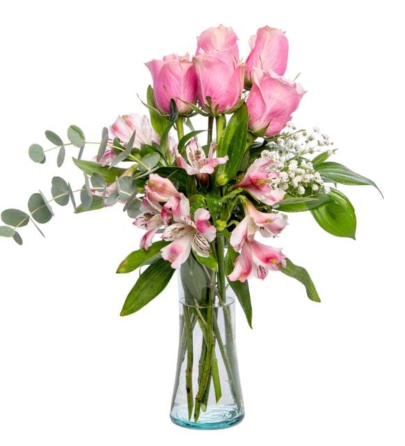 Rosas rosadas y eucalipto en un jarrón