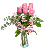 Rosas rosadas y eucalipto en un jarrón