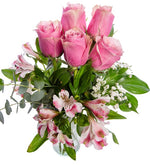 Rosas rosadas y eucalipto en un jarrón