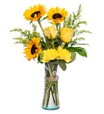 Girasoles y rosas amarillas en un jarrón