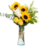 Girasol, lilium blanco y rosas amarillas en un jarrón (A)