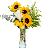 Girasol, lilium blanco y rosas amarillas en un jarrón (A)