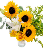 Girasol, lilium blanco y rosas amarillas en un jarrón (A)