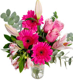 Gerbera rosa y rosas rosadas en florero (M)