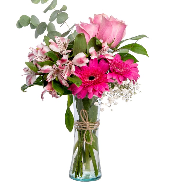 Gipsófilas y astromelia rosa en jarrón