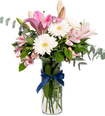 Astromelias, lirios y gerberas blancas en jarrón