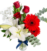Lirios blancos, rosas rojas y gerberas en un jarrón (A)