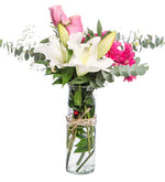 Rosa rosada, gerbera fucsia y lilium blanco en jarrón (A)