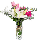 Rosa rosada, gerbera fucsia y lilium blanco en jarrón (A)