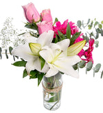 Rosa rosada, gerbera fucsia y lilium blanco en jarrón (A)