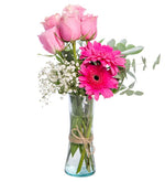 Rosas rosadas y gerberas fucsias en un jarrón (M)