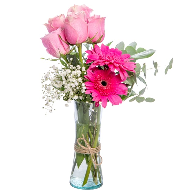 Rosas rosadas y gerberas fucsias en un jarrón