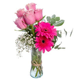Rosas rosadas y gerberas fucsias en un jarrón (M)