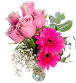 Rosas rosadas y gerberas fucsias en un jarrón (M)