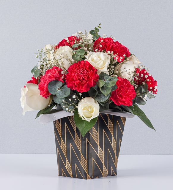 Arreglo de rosas blancas con claveles rojos