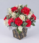 Arreglo de rosas blancas con claveles rojos