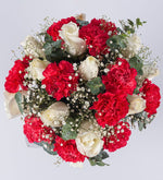 Arreglo de rosas blancas con claveles rojos