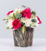 Hermoso arreglo de rosas y detalles blancos