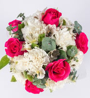 Hermoso arreglo de rosas y detalles blancos
