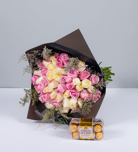 Ramo De Rosas Blancas Y Rosadas Con 16 Ferrero