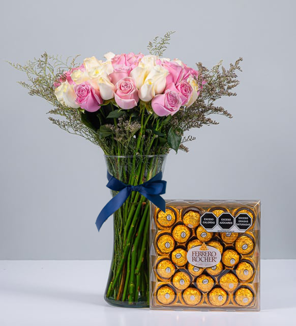 50 Rosas Blancas y Rosadas En Florero Con Ferrero 24