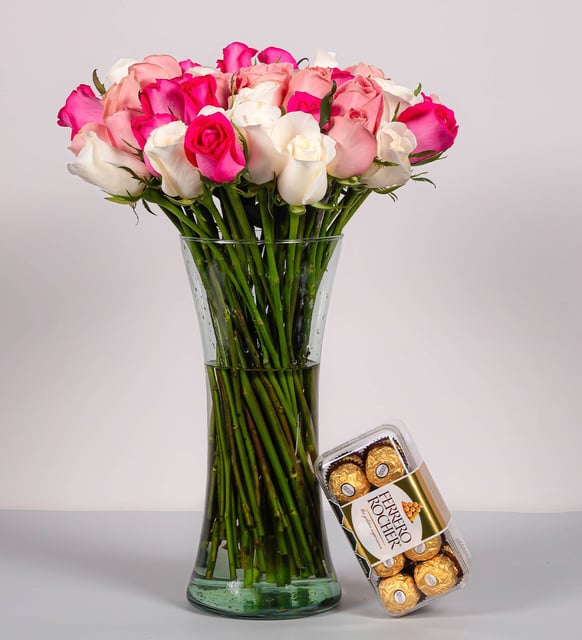 50 Rosas claritas y blancas en jarrón con Ferrero 16