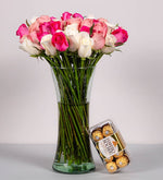 50 Rosas claritas y blancas en jarrón con Ferrero 16