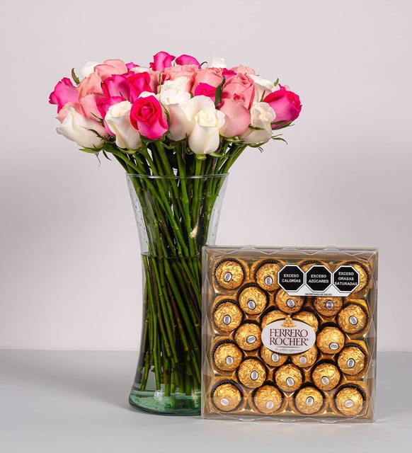 50 Rosas blancas rosas y fucsias con Ferrero 24