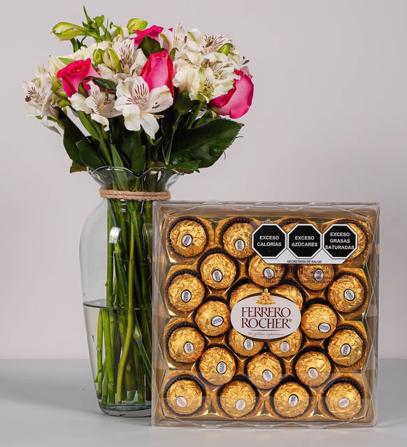 Rosas claritas y astromelias blancas con Ferrero 24