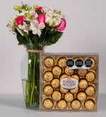 Rosas claritas y astromelias blancas con Ferrero 24