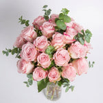 Amor de Caramelo - 24 Rosas Claritas con Eucalipto En Florero