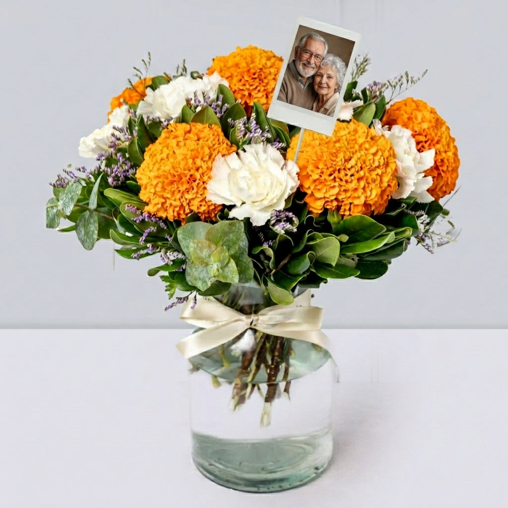 Alma de Cempasúchil - Cempasúchil y Clavel Blanco con Foto Personalizada | LolaFlora