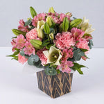 Arreglo Para Ti - 4 Lirios Blancos, 5 Claveles Rosados, Astromelia Rosa y Dolar en Caja Arlequin