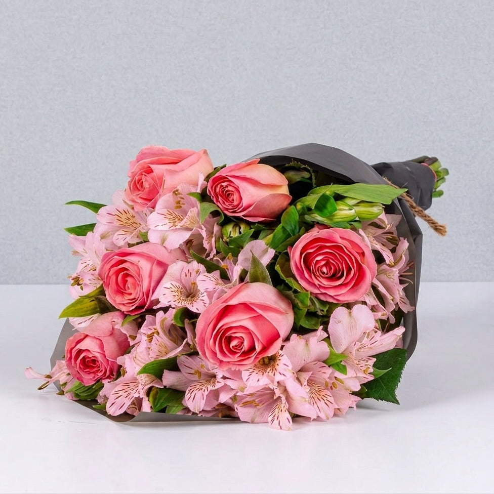 Ramo de Astromelias Rosas y 6 Rosas Claritas - En Papel Negro