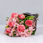 Ramo de Astromelias Rosas y 6 Rosas Claritas - En Papel Negro