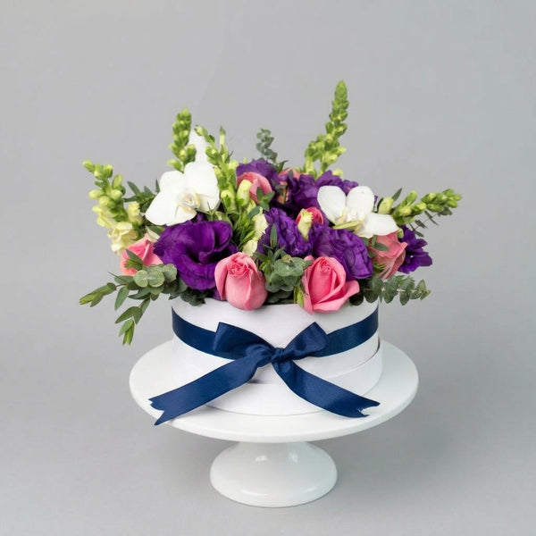 Verona - Caja de Rosas Claritas con Lisianthus y Orquídea LolaFlora